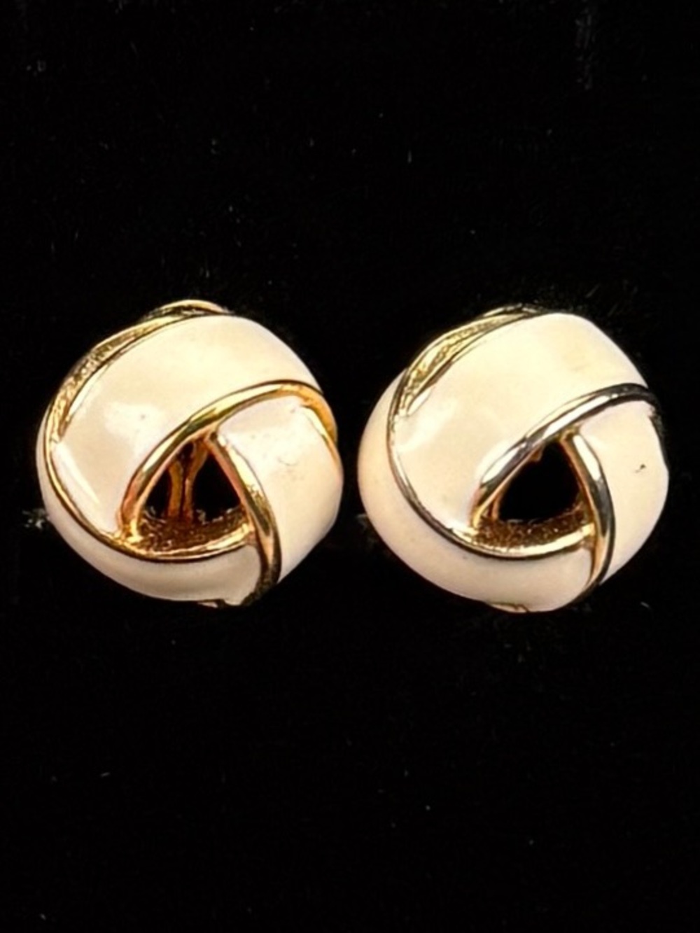 Vintage goldtone, cream enamel, knotted style simple clip on earrings
